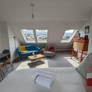  Guest house *large Unique Retro Private Attic & Bathroom* United Kingdom