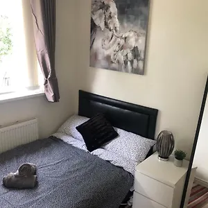 Cozy Small Double In Quiet Cul-de-sac Guest house