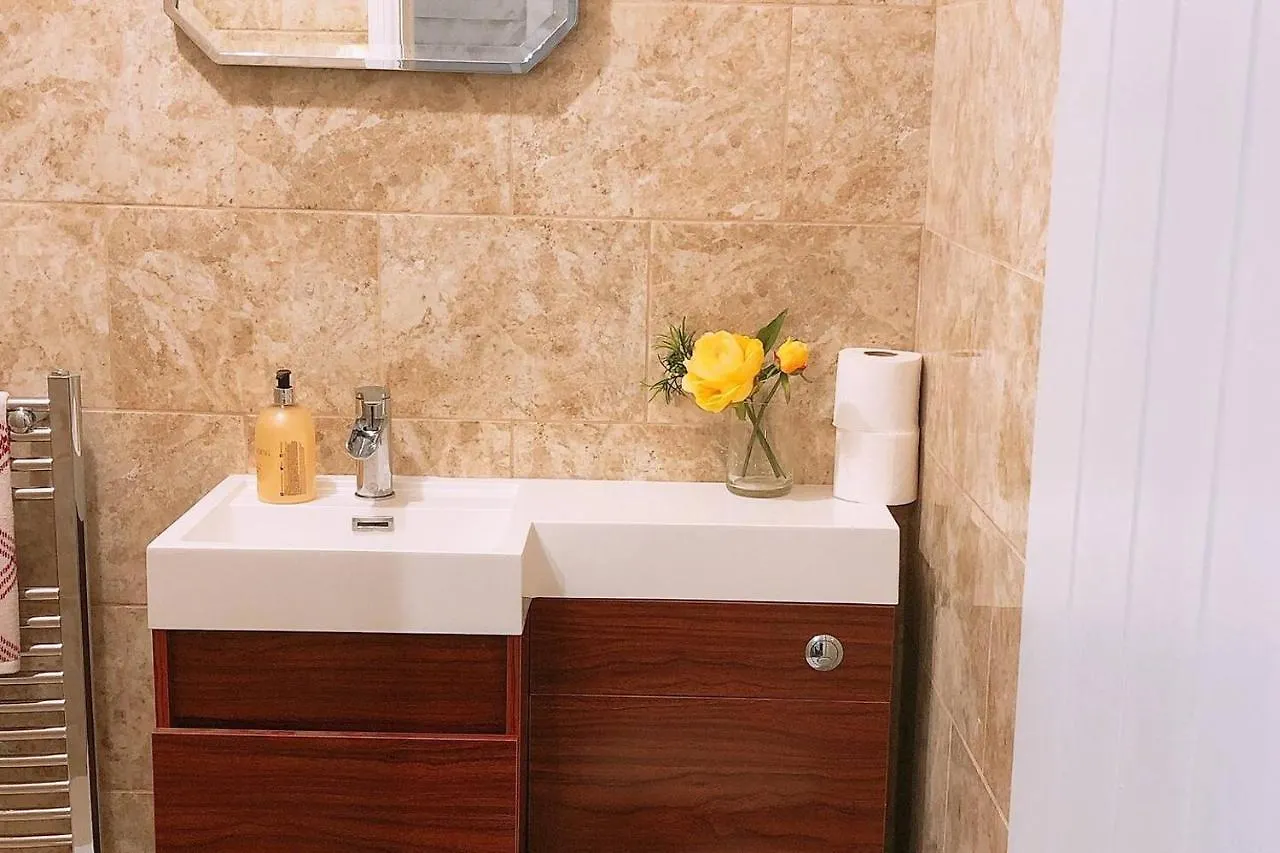 Modern Two-Bedroom Suite: City Centre Convenience Nottingham
